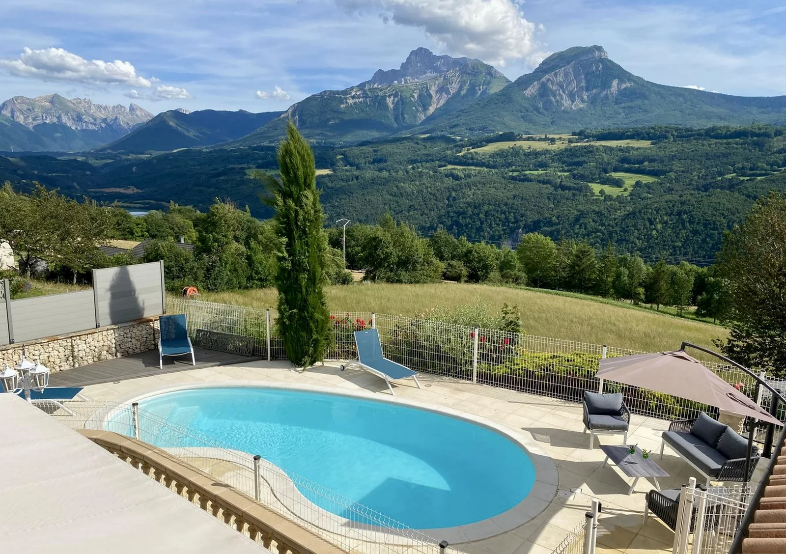 Piscine d'une location entretenue par La Conciergerie de l'Obiou, face aux montagnes de la Matheysine